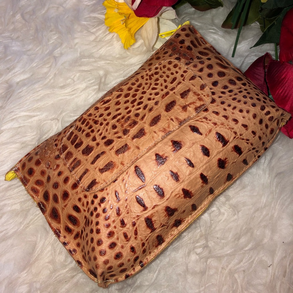 🌺B. May cosmetic / toiletry bag 🌺